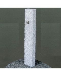 Granitstele mit Edelstahlauslaufhah